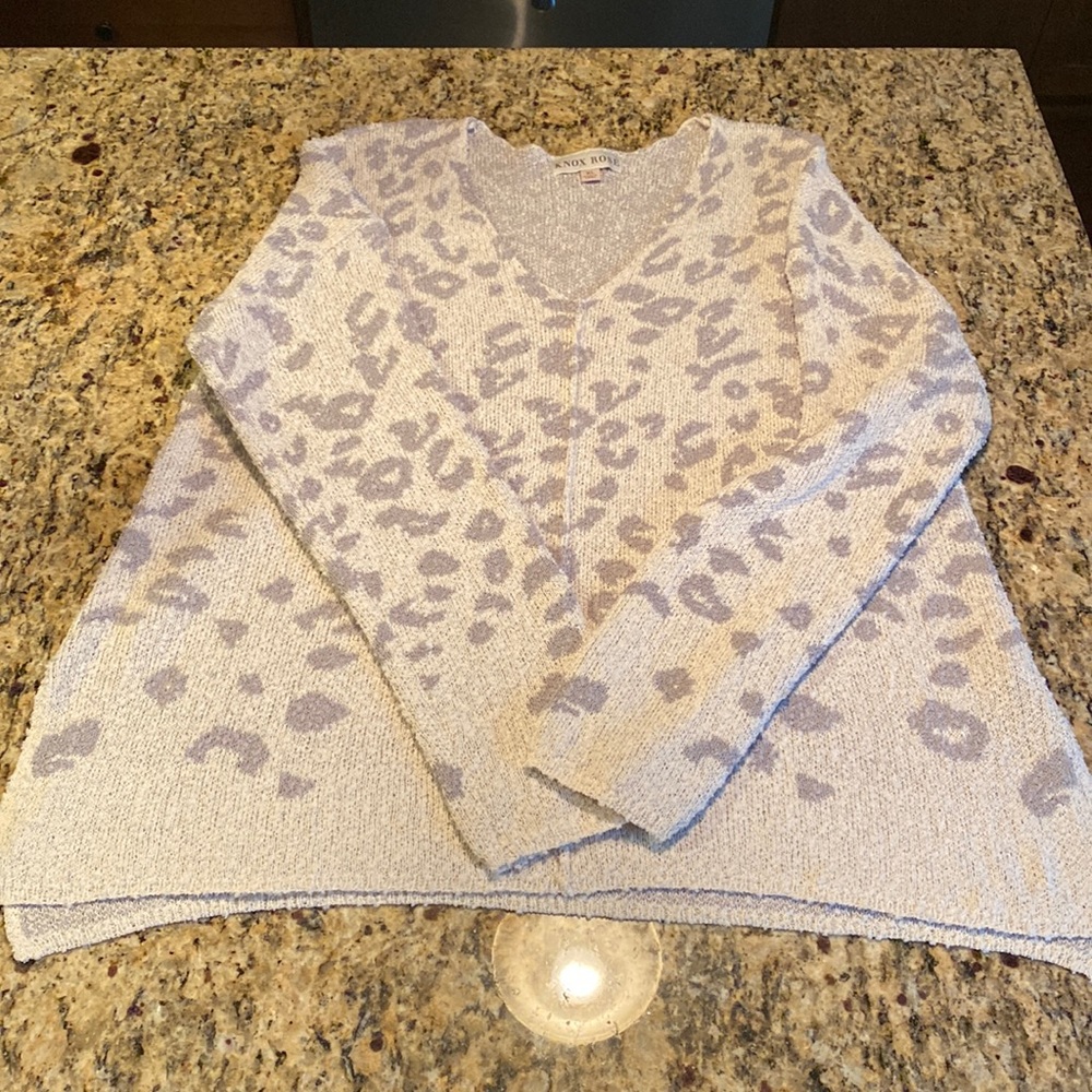 Grey/Cream Cheetah Print Heavy V-Neck Sweater! Size XL Great Condition.